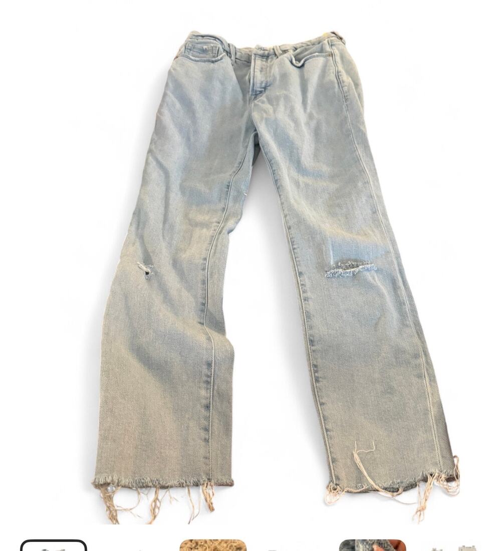 Good American distressed jeans featuring a light vintage wash
Size 6/27